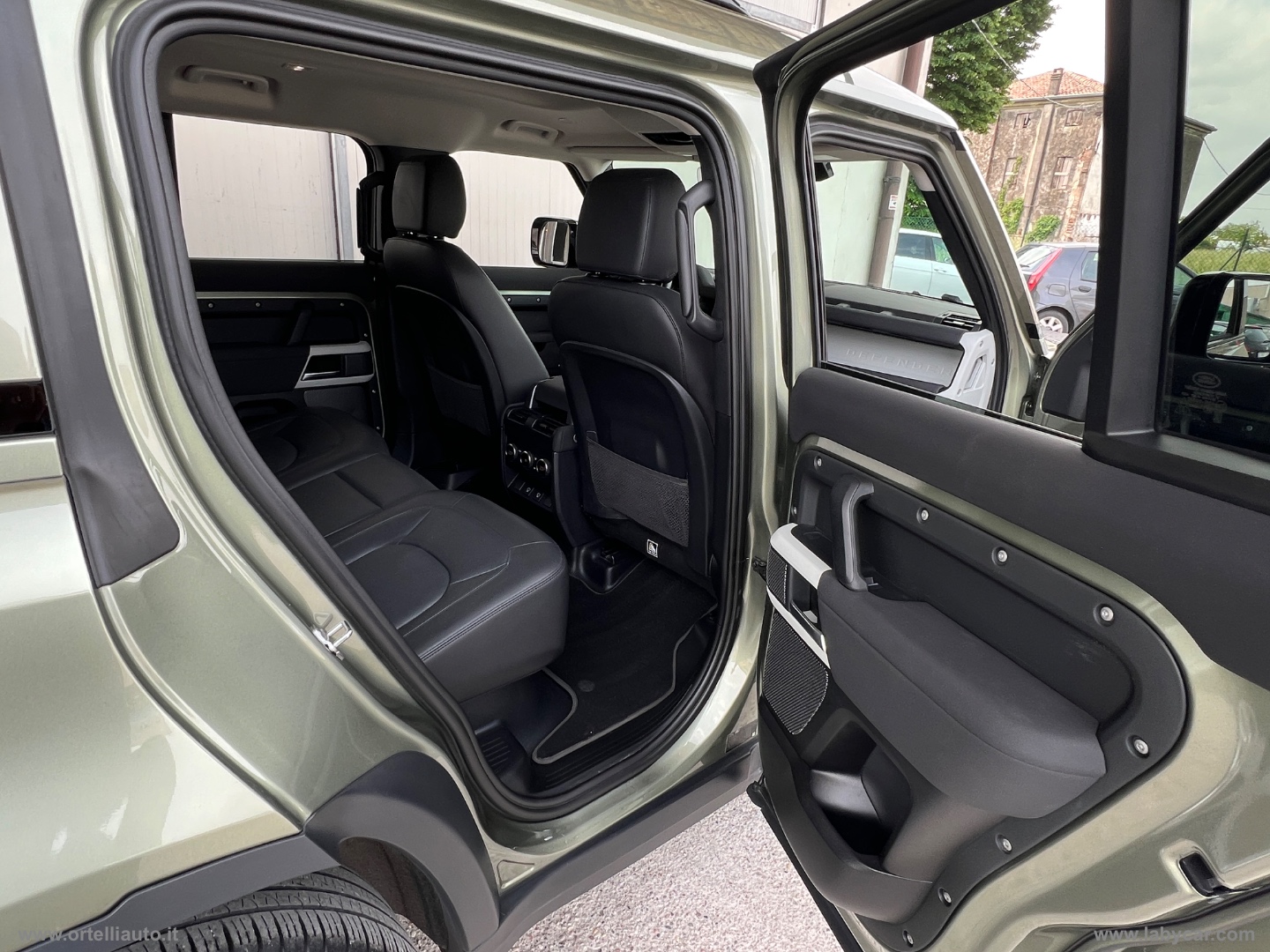 Defender 110 3.0D I6 250 CV AWD Auto SE - immagine 26