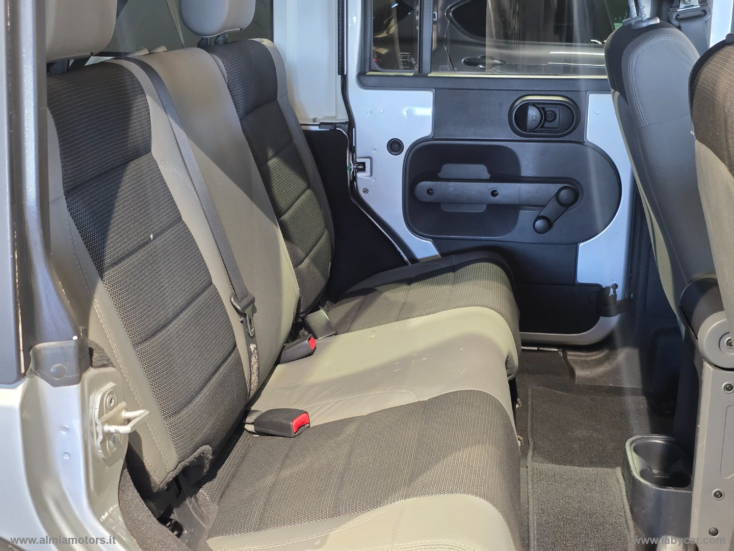 Wrangler Unlimited 2.8 CRD Sport Auto - immagine 26
