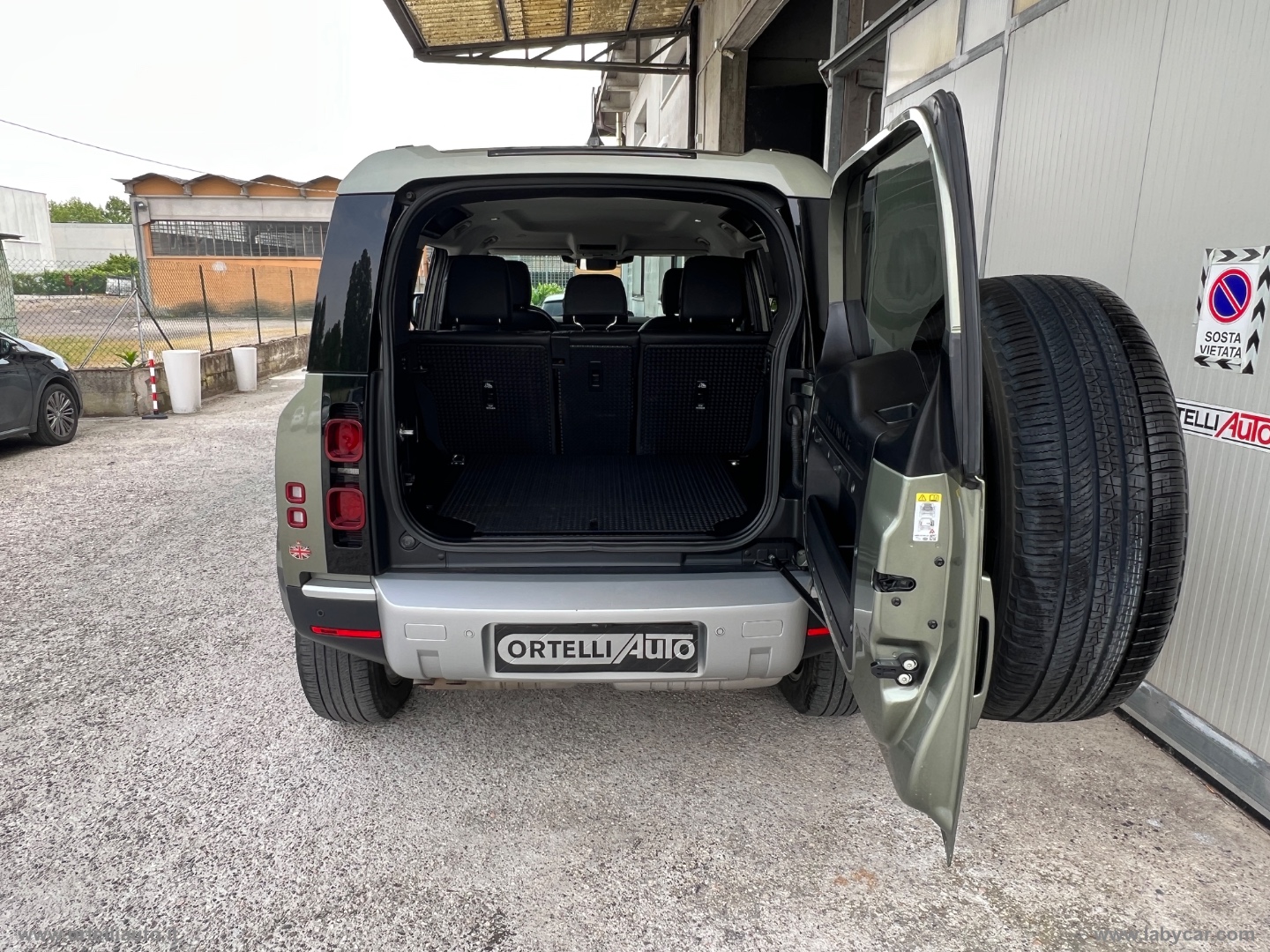 Defender 110 3.0D I6 250 CV AWD Auto SE - immagine 27