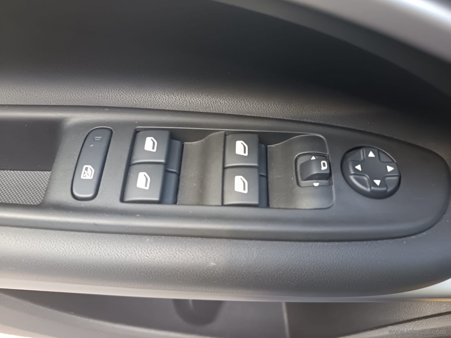 Jeep Avenger 1.2 Turbo Altitude - Immagine 27