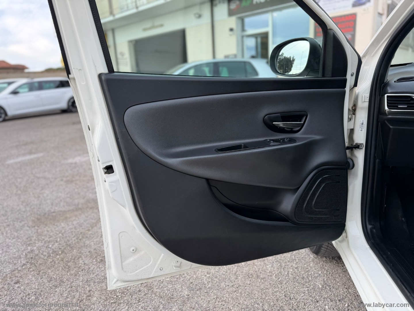 Ypsilon 0.9 T.Air 85CV 5p. Met.Ec. Gold - immagine 27
