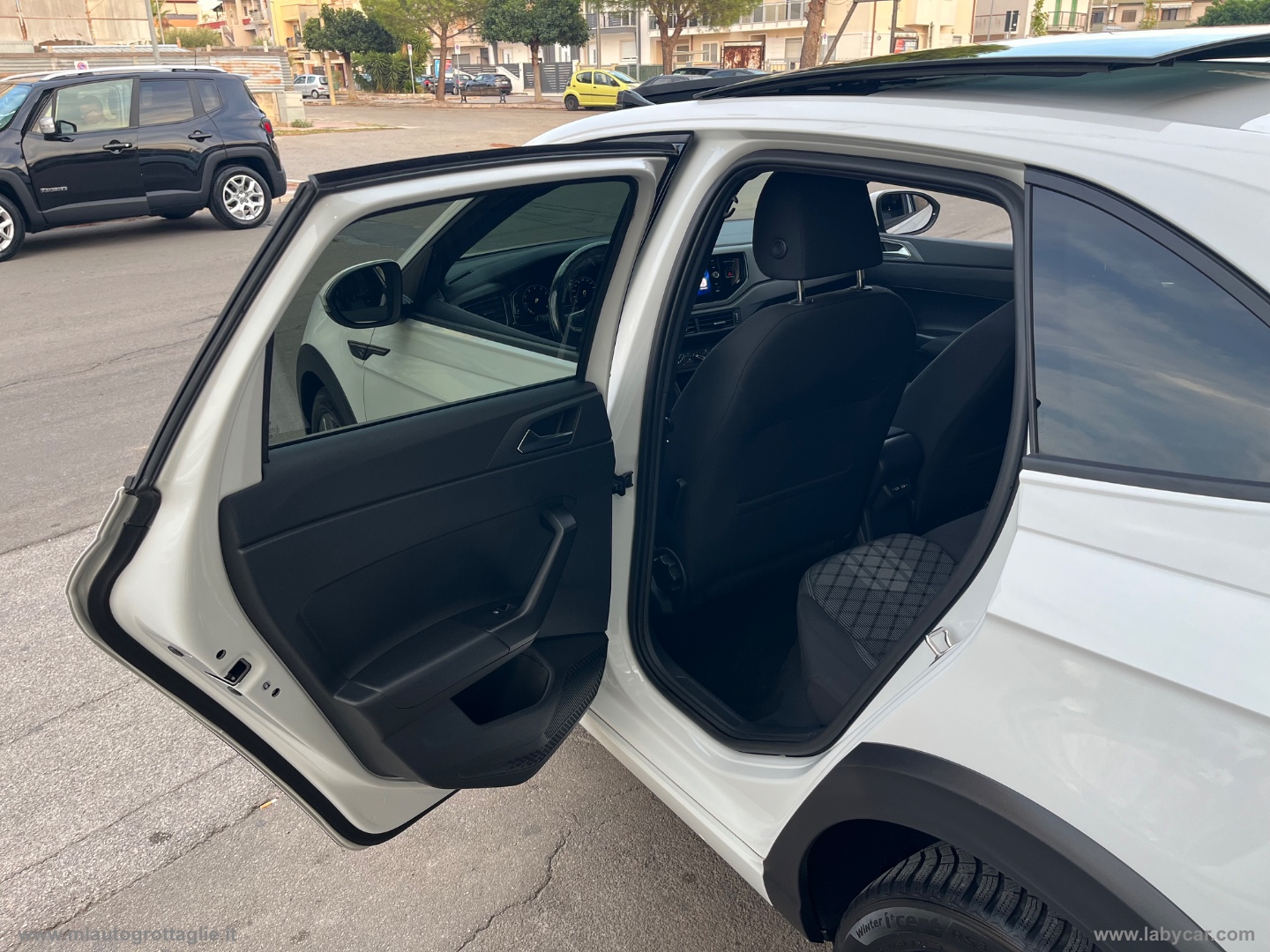 Taigo 1.0 TSI 110 CV DSG R-Line -TETTO - immagine 27