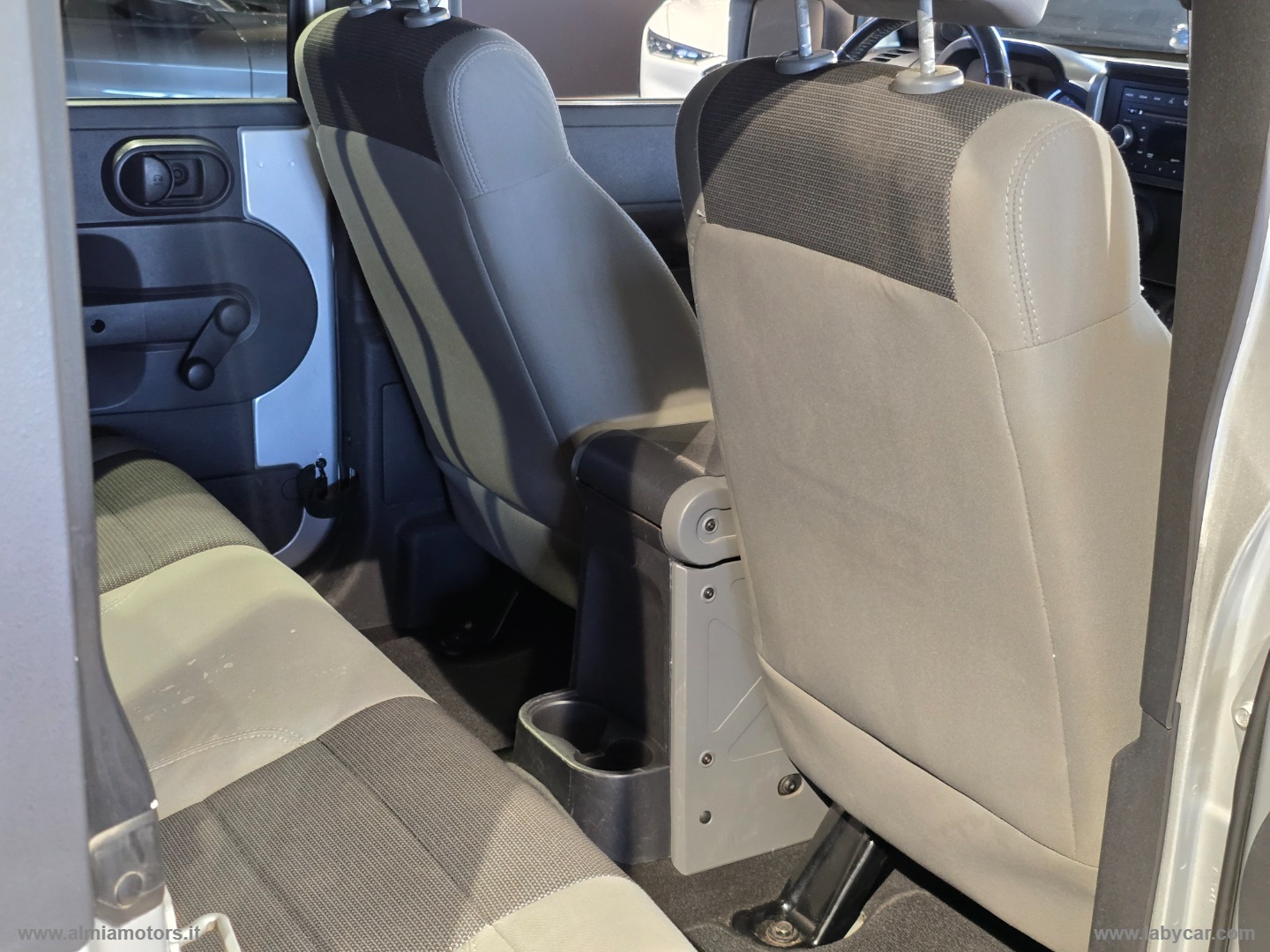 Wrangler Unlimited 2.8 CRD Sport Auto - immagine 27