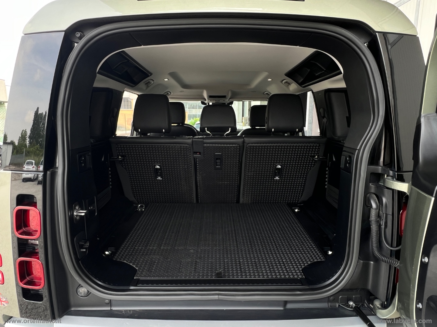 Defender 110 3.0D I6 250 CV AWD Auto SE - immagine 28