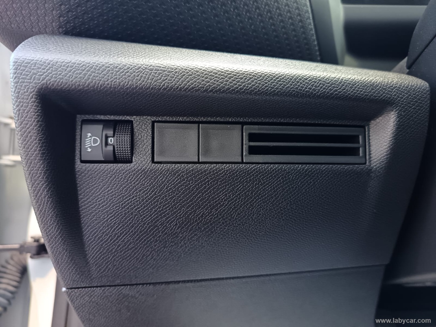 Citroën C4 Hybrid 145 e-DCS6 Plus - Immagine 28