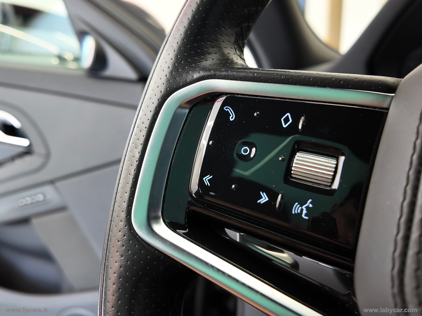 RR Evoque 2.0D I4 204 CV AWD Aut R-D.HSE - immagine 28