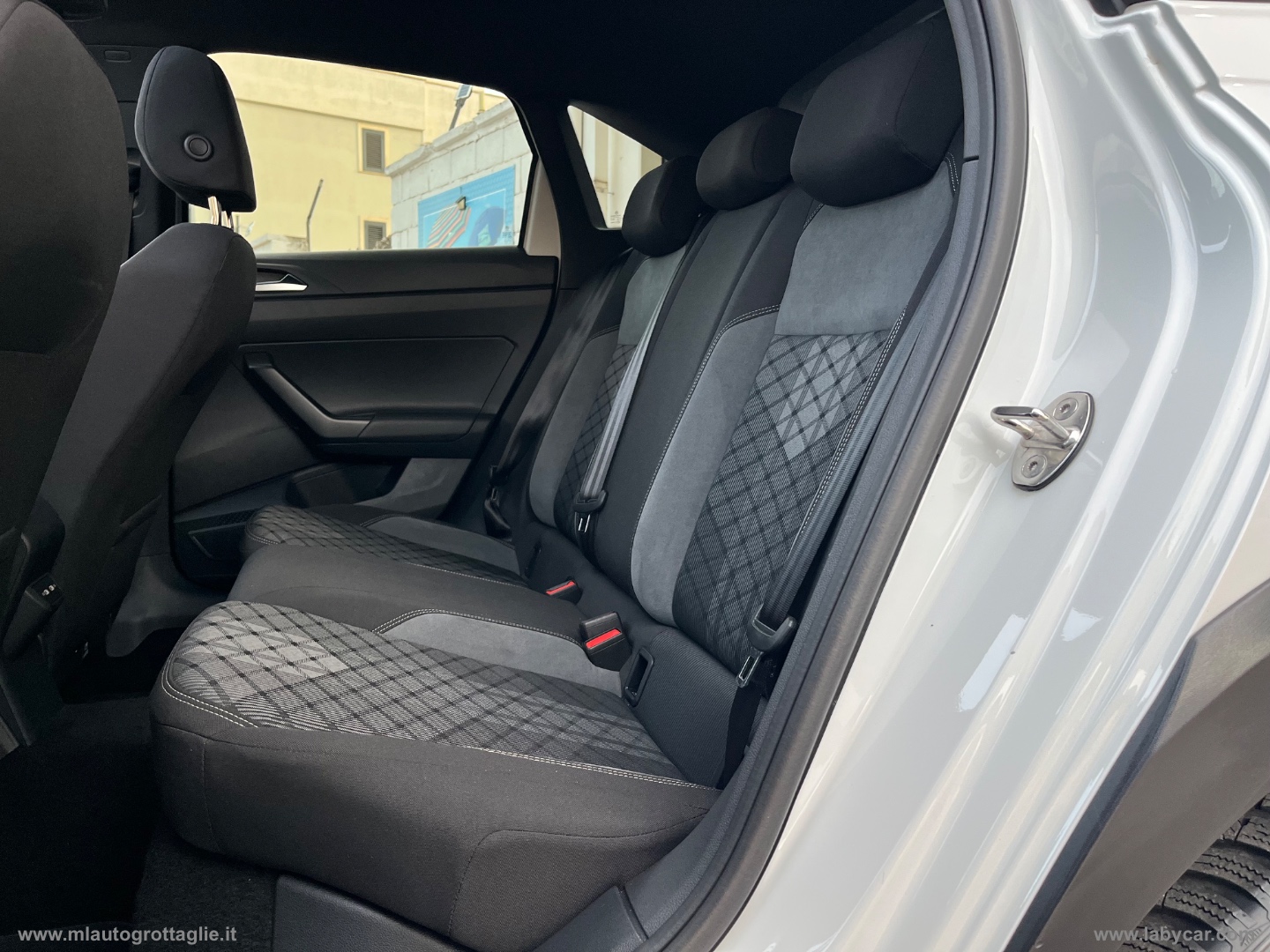 Taigo 1.0 TSI 110 CV DSG R-Line -TETTO - immagine 28