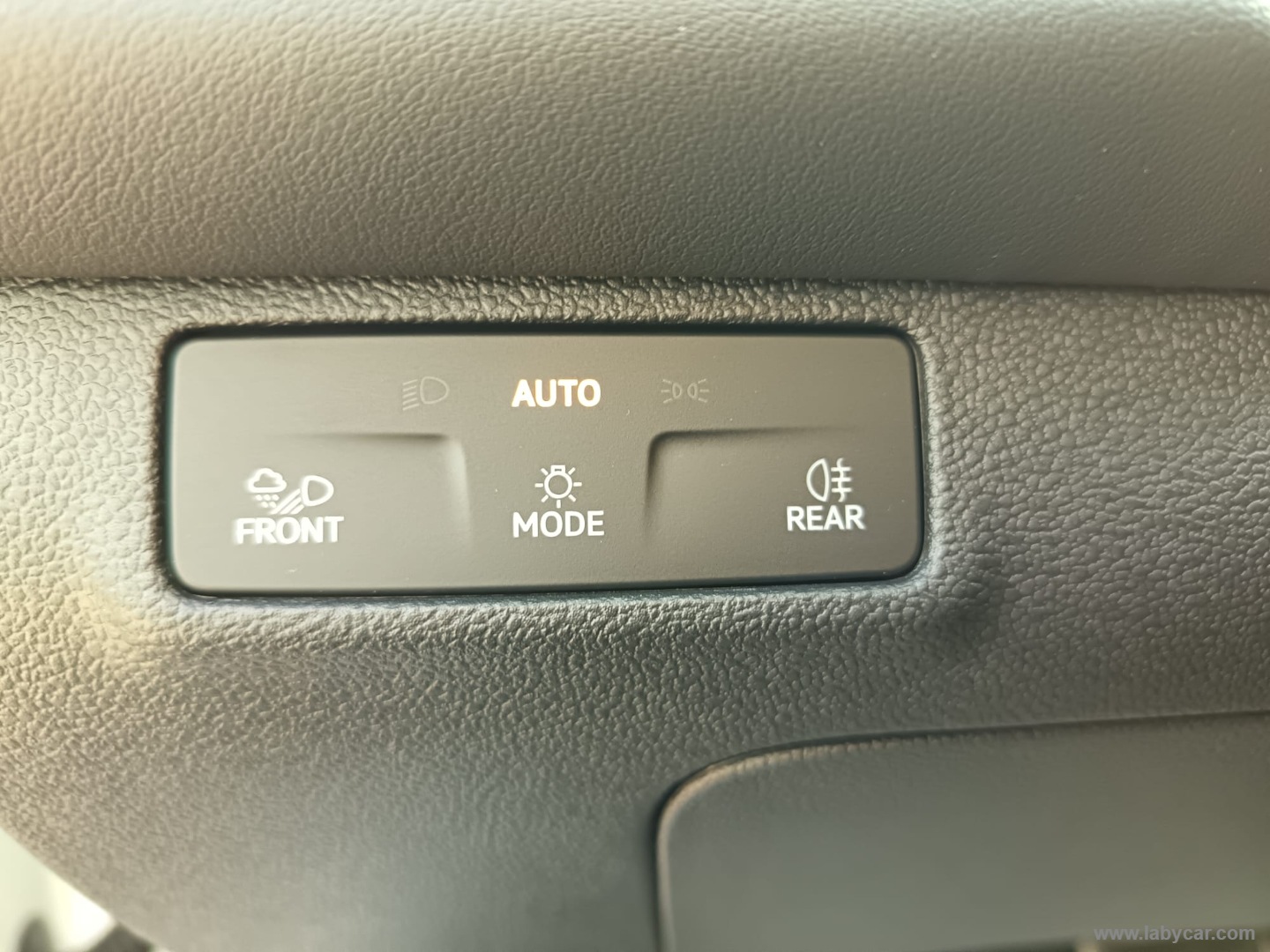 Volkswagen T-Roc 1.5 eTSI ACT 150 CV DSG R-Line - Immagine 29