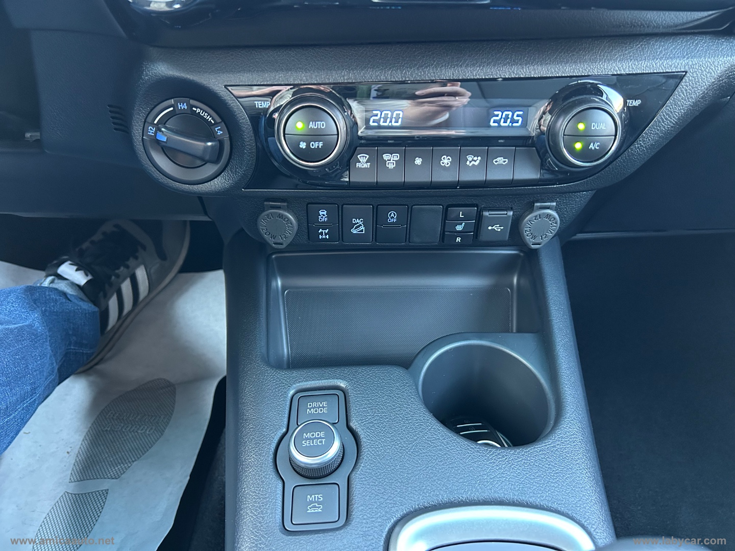 Hilux 2.8 D A/T 4WD 4p. DC Executive - immagine 29