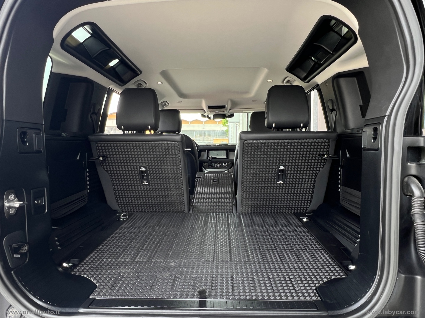Defender 110 3.0D I6 250 CV AWD Auto SE - immagine 30