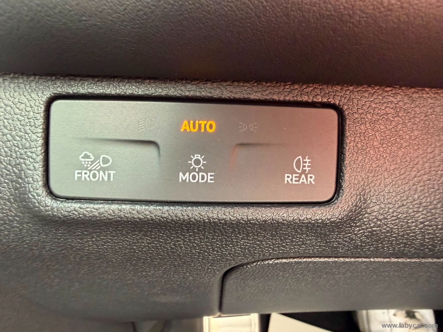 Volkswagen T-Roc 1.5 eTSI ACT 150 CV DSG R-Line - Immagine 30