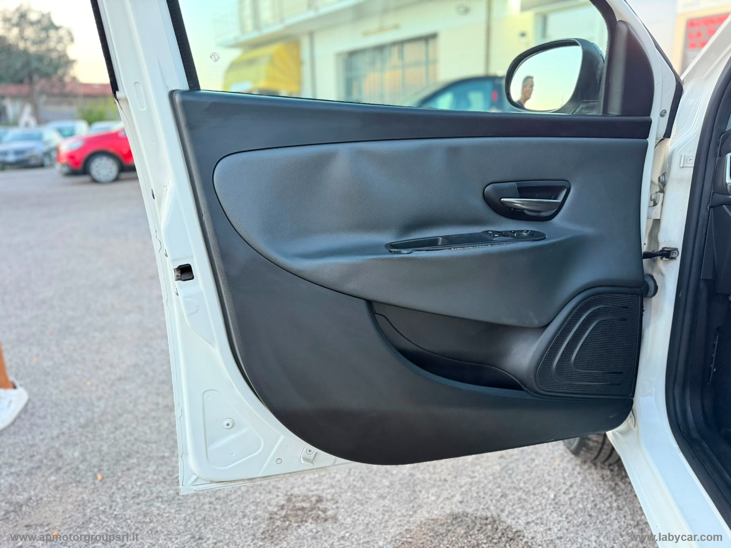 Ypsilon 0.9 T.Air 85CV 5p. Met.Ec. Gold - immagine 30