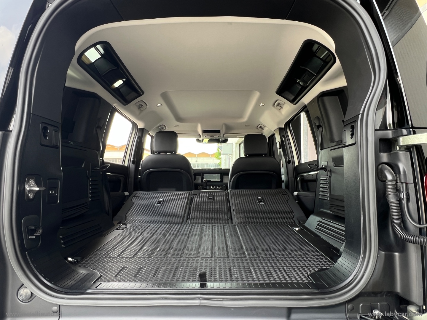 Defender 110 3.0D I6 250 CV AWD Auto SE - immagine 31