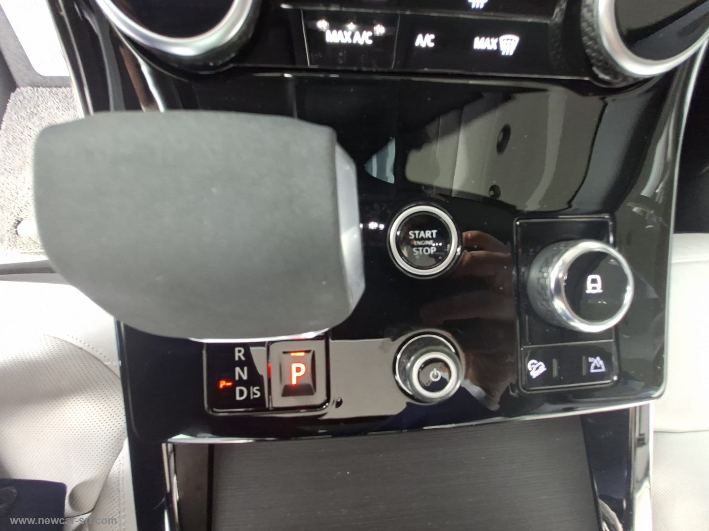 Range Rover 3.0D I6 300 CV HSE - immagine 31