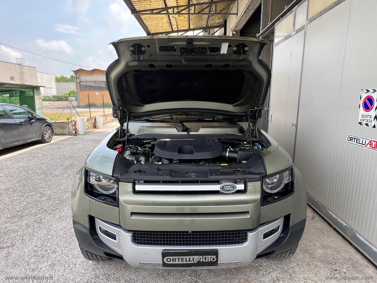 Defender 110 3.0D I6 250 CV AWD Auto SE - immagine 32