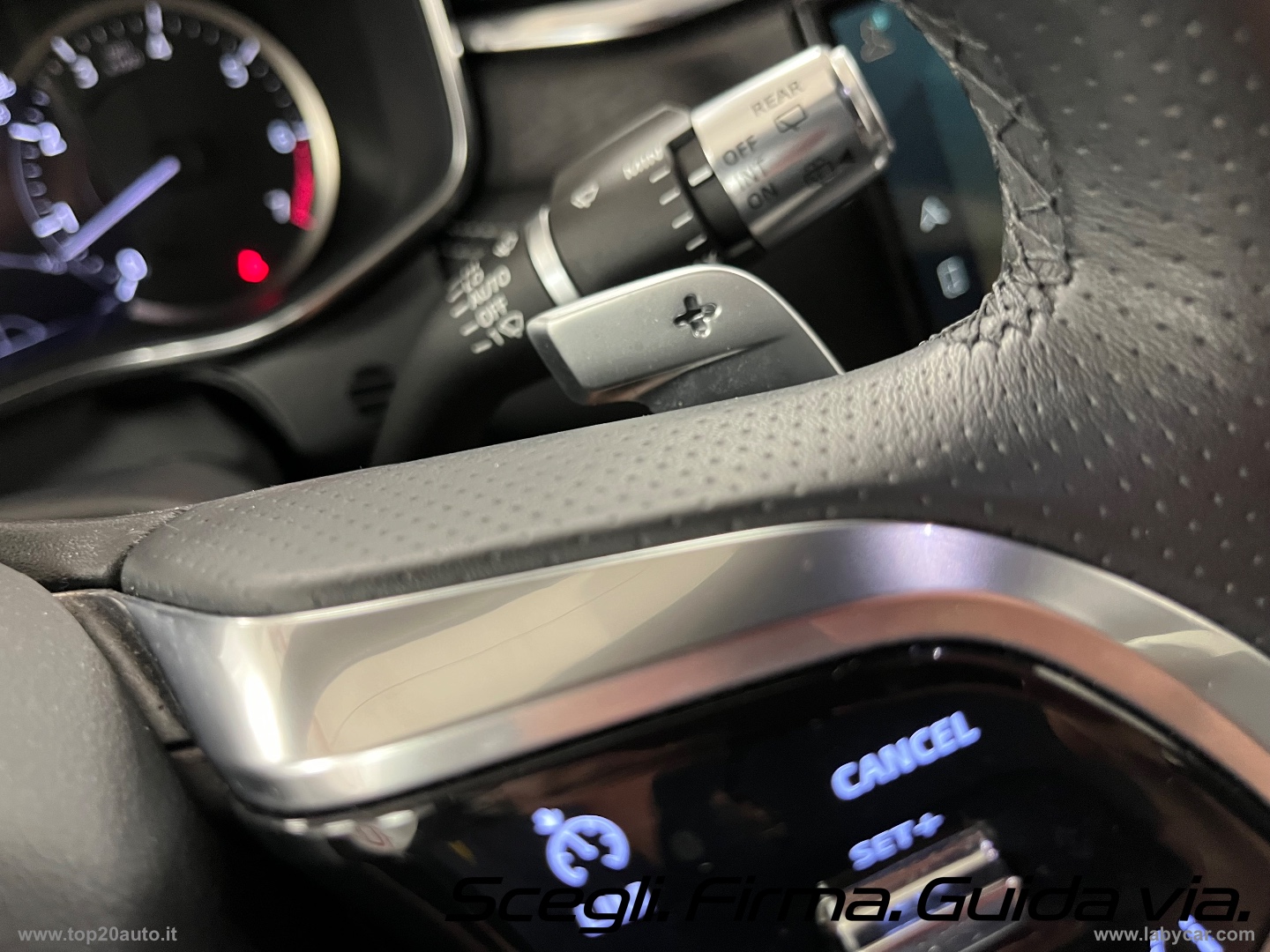 F-Pace 2.0 250 CV AWD aut. R-Dyn. Black EDITION - immagine 32