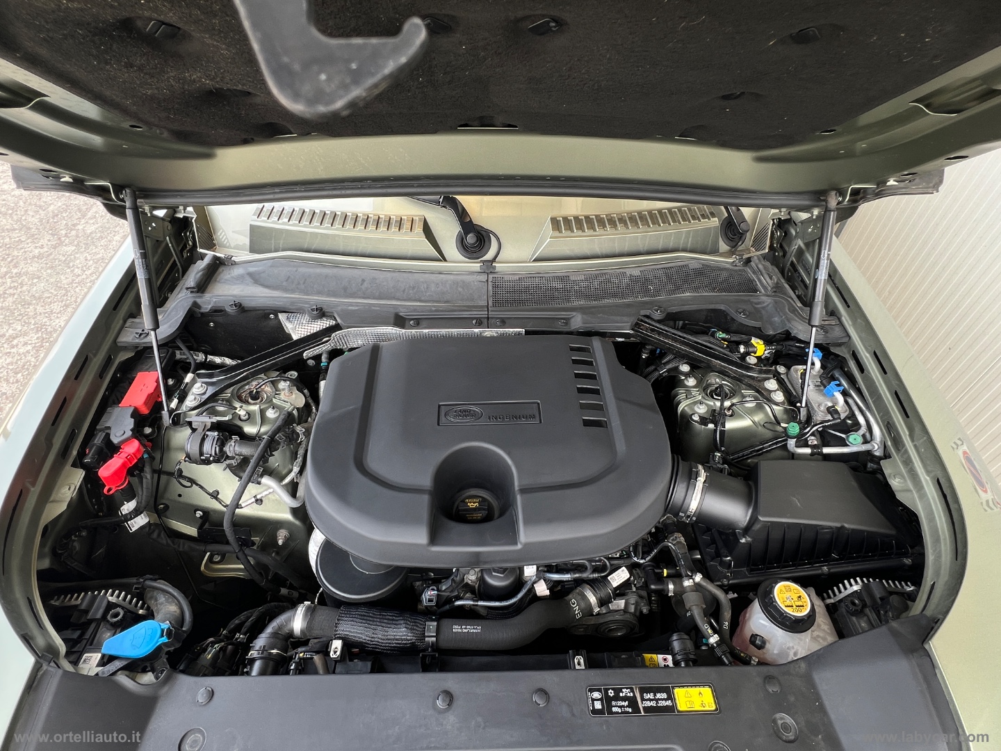 Defender 110 3.0D I6 250 CV AWD Auto SE - immagine 33