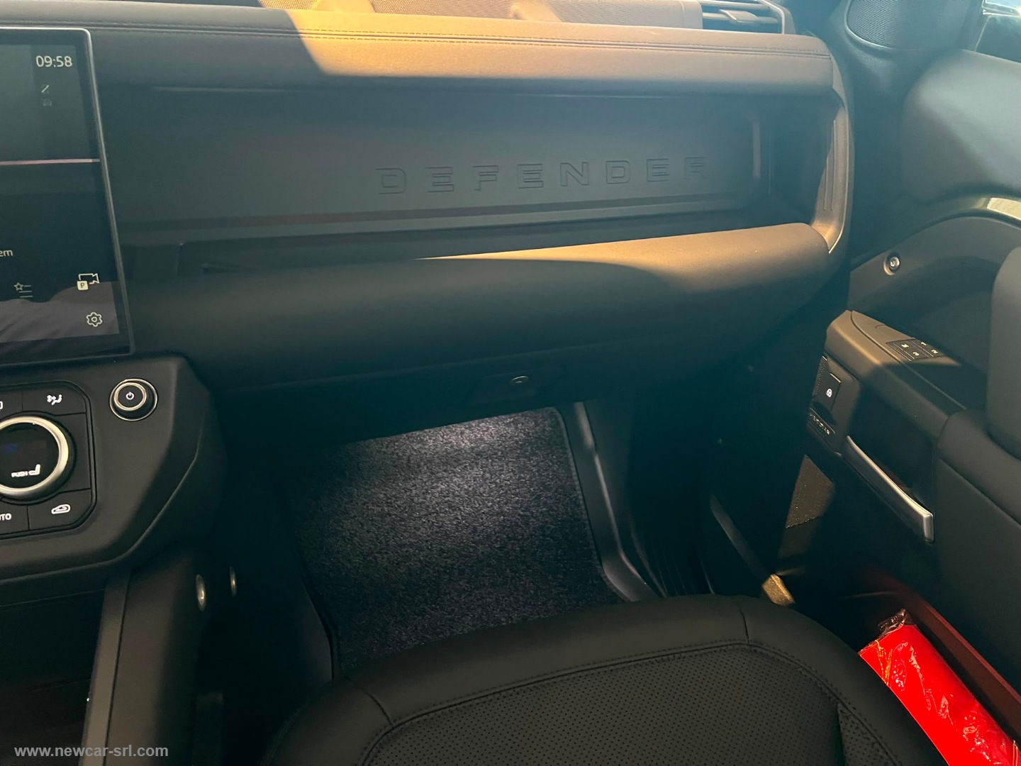 Defender 110 3.0D I6 250 AWD X-Dyn.SE N1 - immagine 36