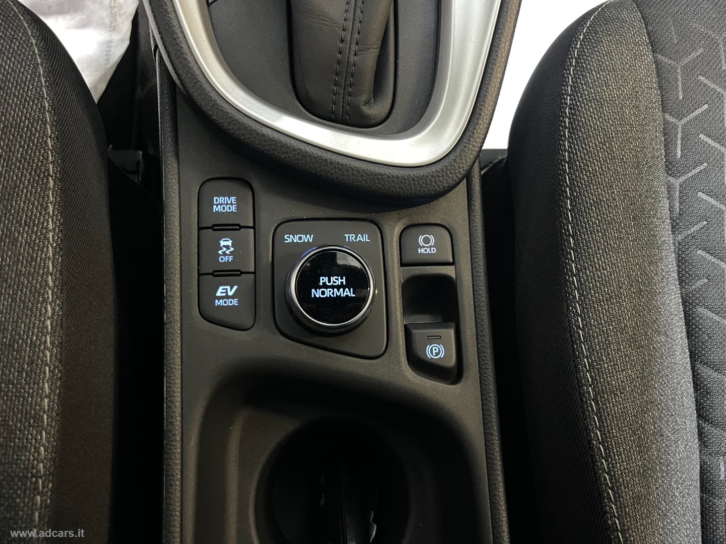 Yaris Cross 1.5 Hyb. 5p. E-CVT AWD Trend *4X4*NEOPATENTATI* - immagine 37