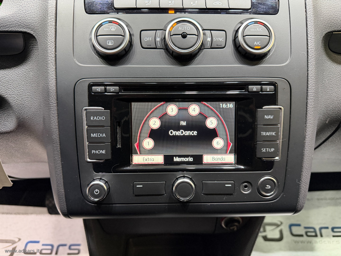 Touran 2.0 TDI 150 CV DSG Business BMT - immagine 38