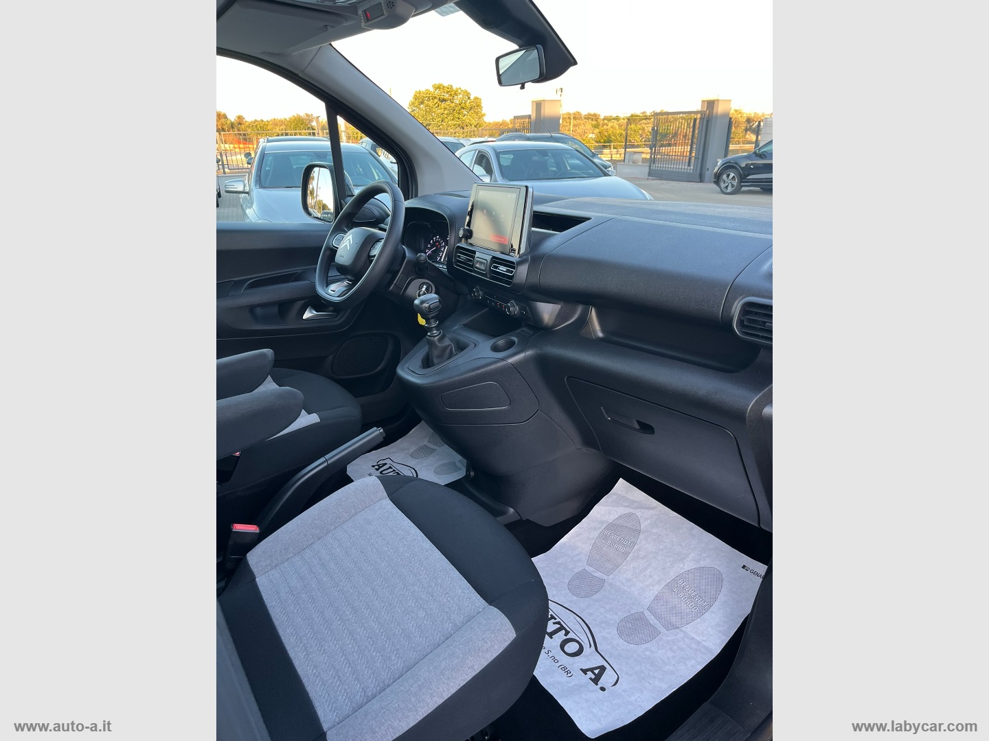 Berlingo BlueHDi 100 S&S SHINE TRASPORTO DISABILI - immagine 39