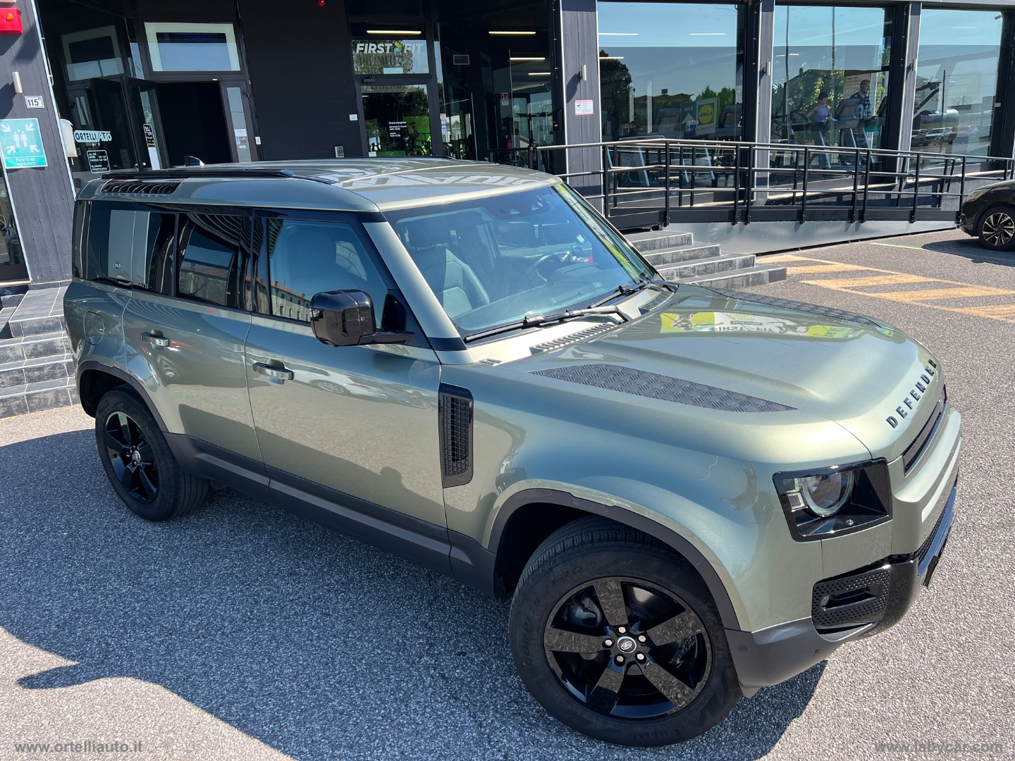 Defender 110 3.0D I6 250 CV AWD Auto SE - immagine 40