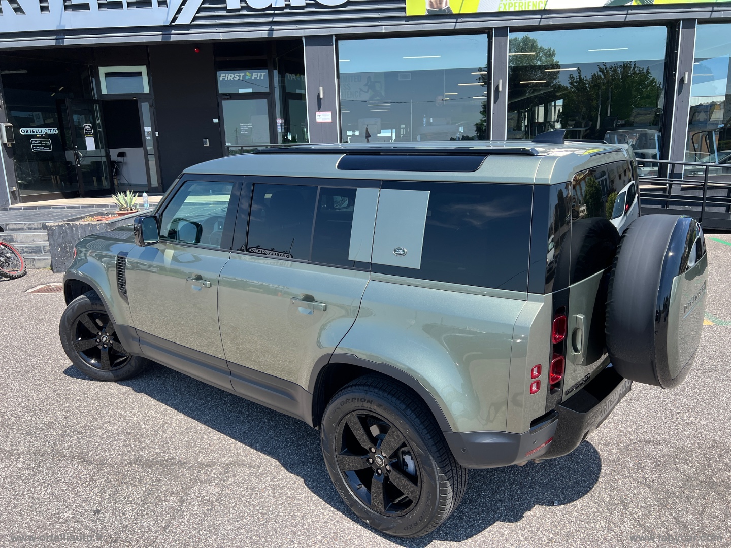 Defender 110 3.0D I6 250 CV AWD Auto SE - immagine 41