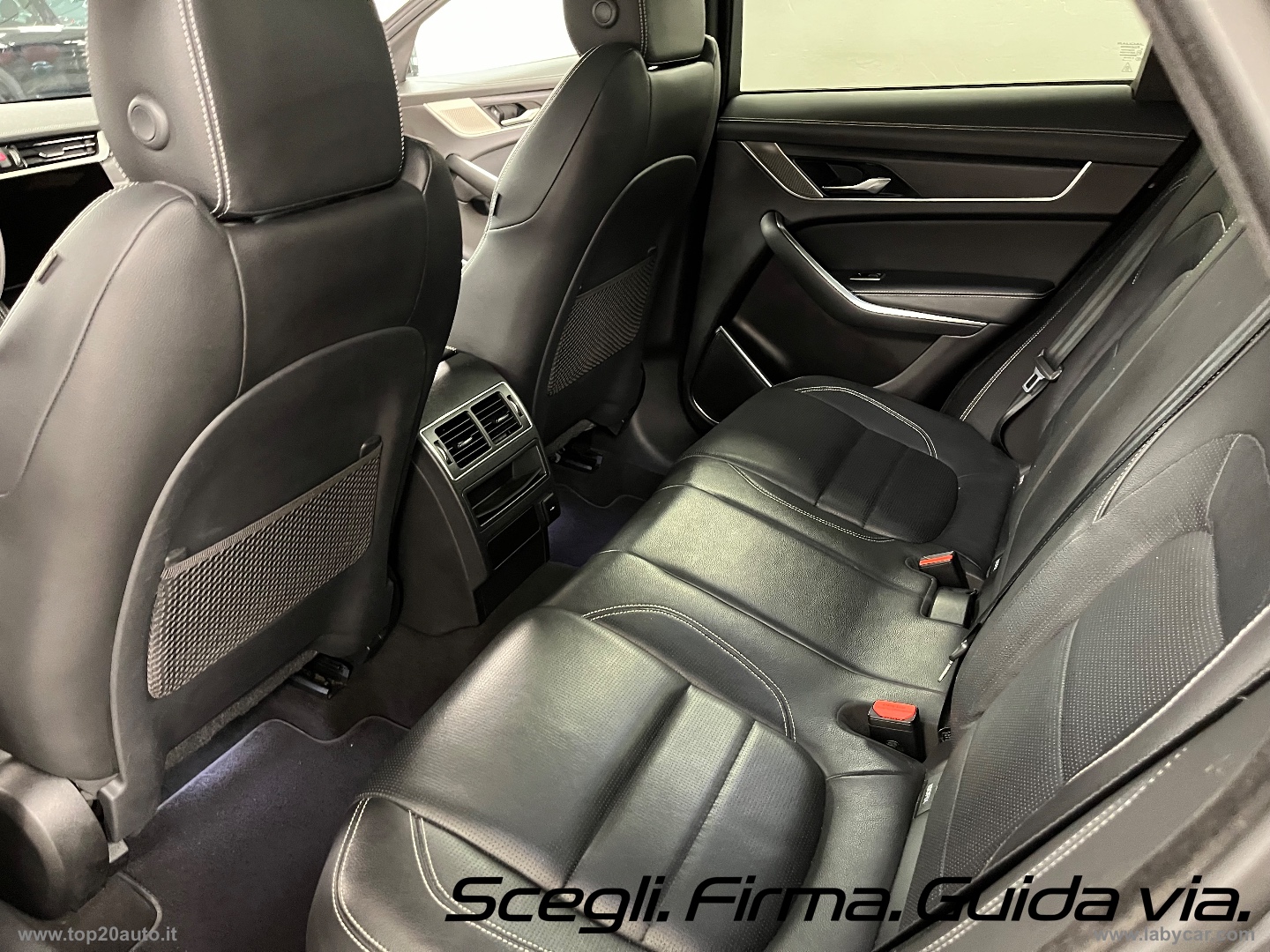 F-Pace 2.0 250 CV AWD aut. R-Dyn. Black EDITION - immagine 41