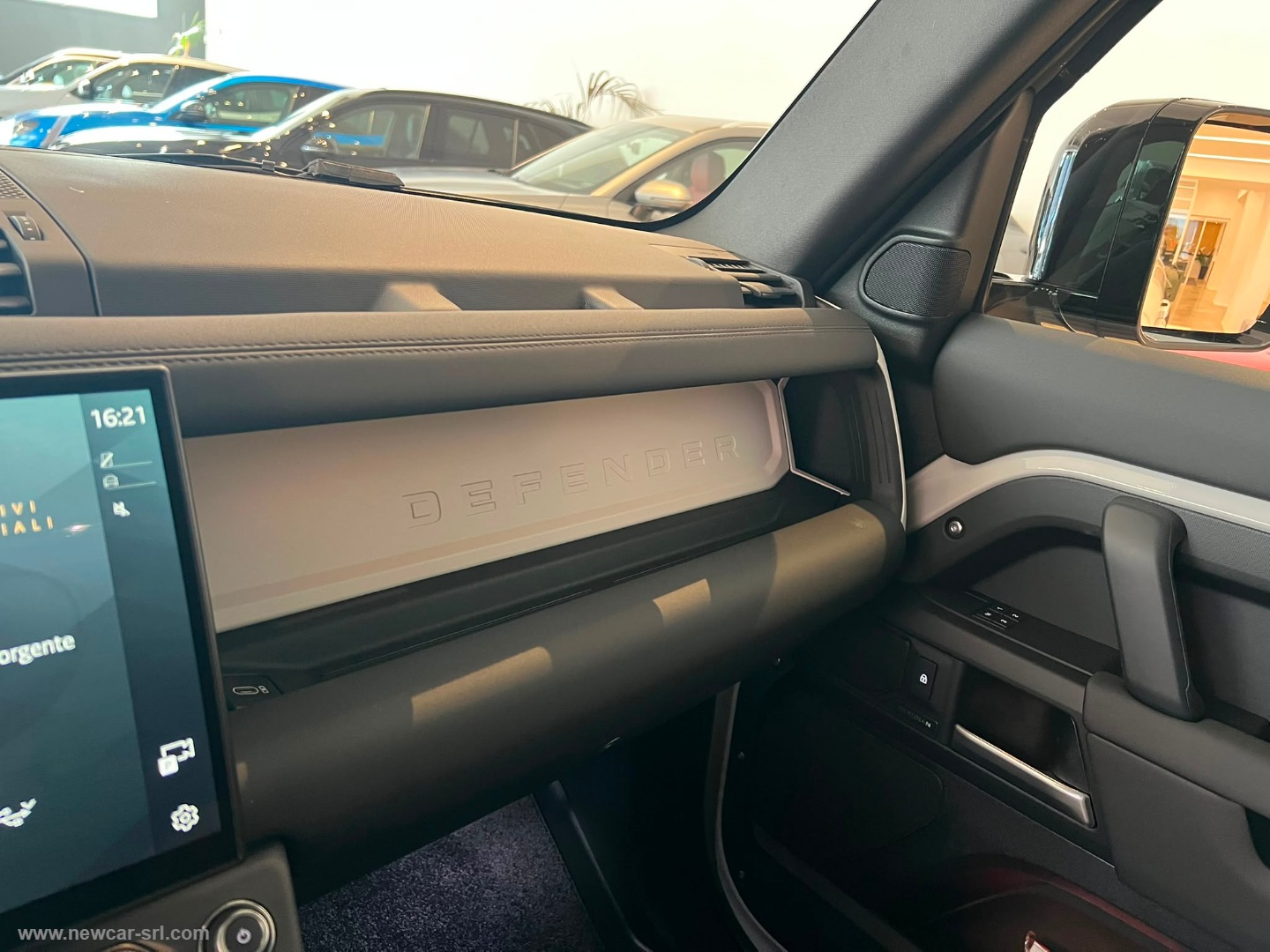 Defender 110 3.0D I6 250 AWD X-Dyn.SE N1 - immagine 42