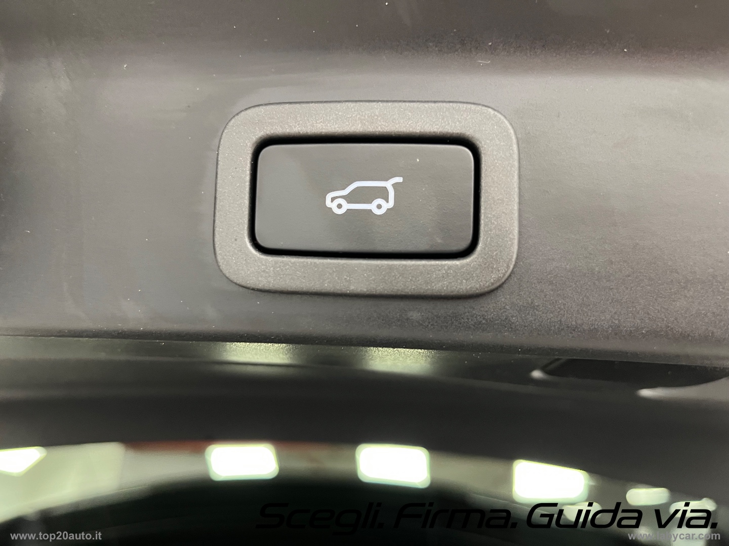 F-Pace 2.0 250 CV AWD aut. R-Dyn. Black EDITION - immagine 42