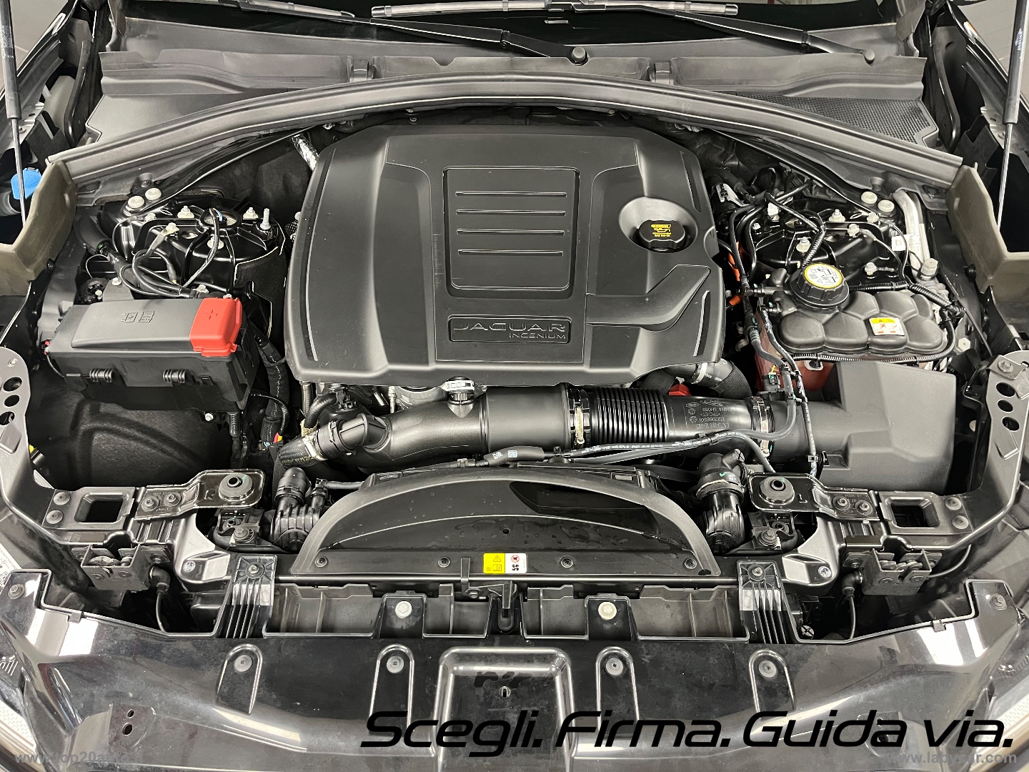 F-Pace 2.0 250 CV AWD aut. R-Dyn. Black EDITION - immagine 46