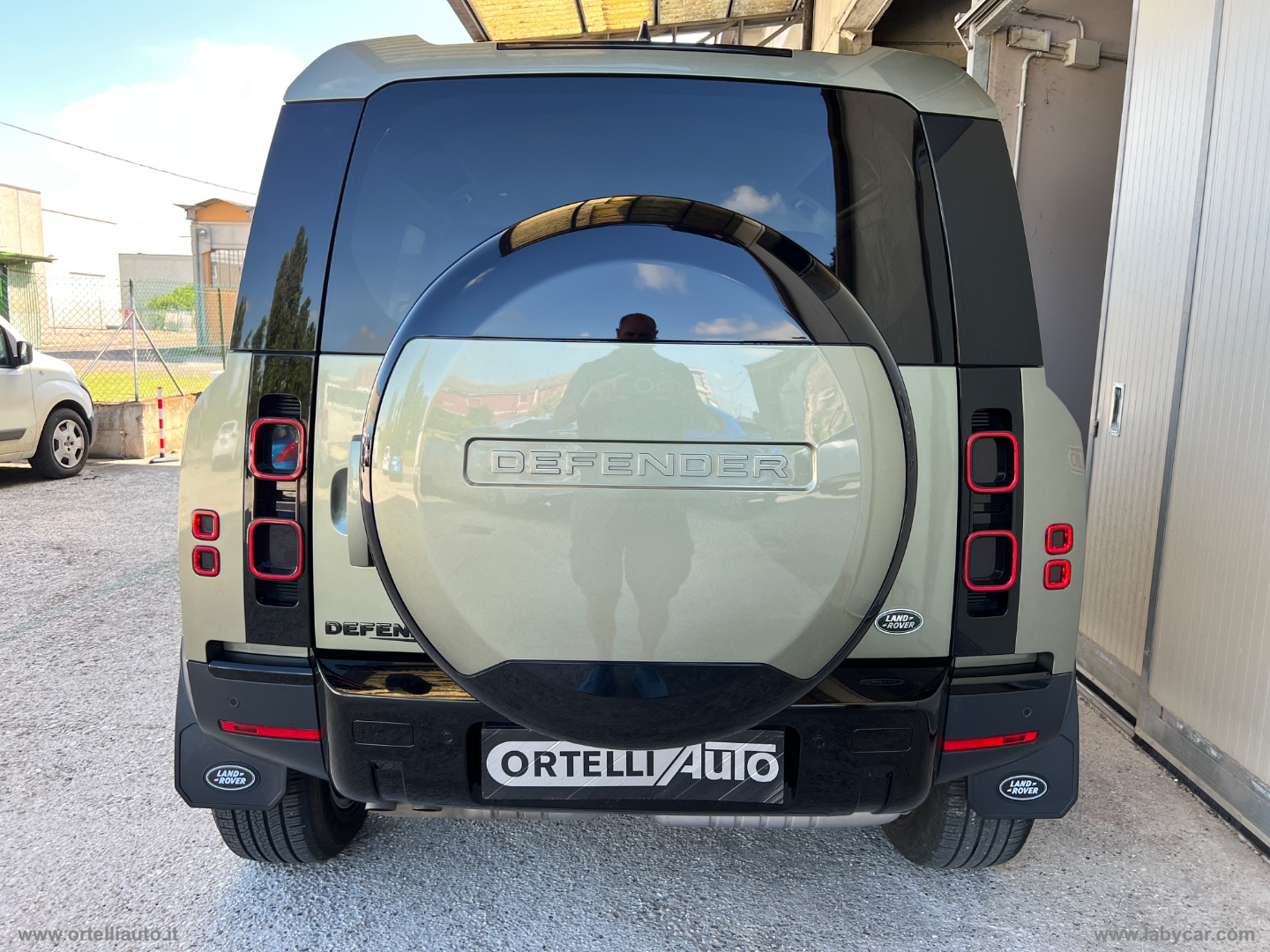 Defender 110 3.0D I6 250 CV AWD Auto SE - immagine 48