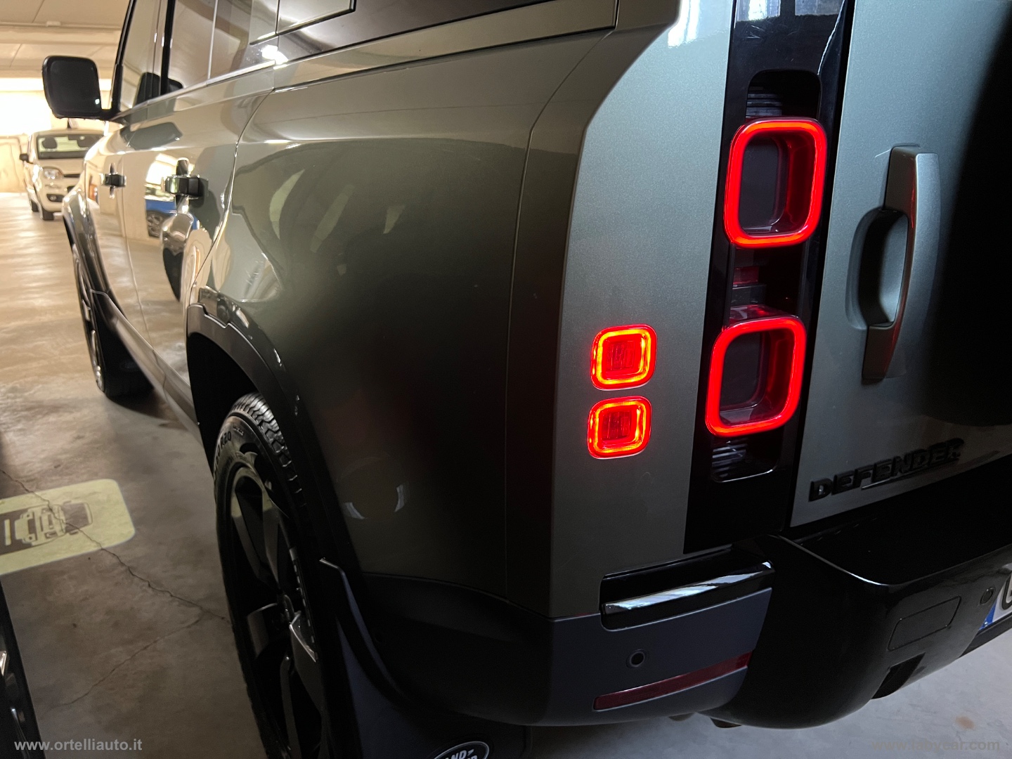 Defender 110 3.0D I6 250 CV AWD Auto SE - immagine 49