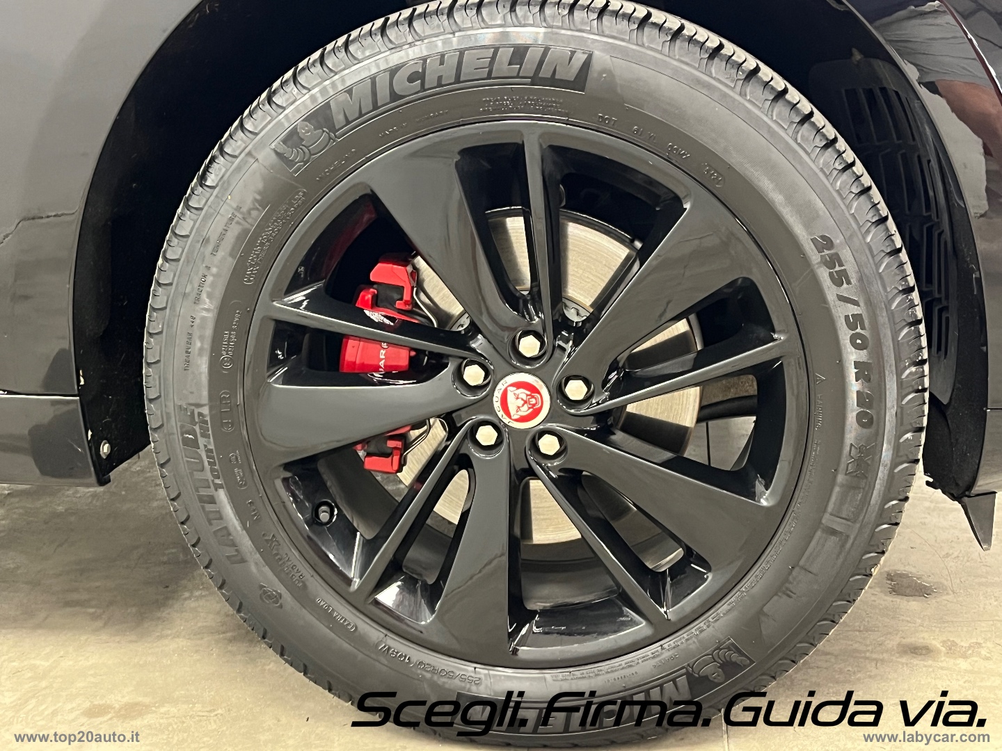 F-Pace 2.0 250 CV AWD aut. R-Dyn. Black EDITION - immagine 50