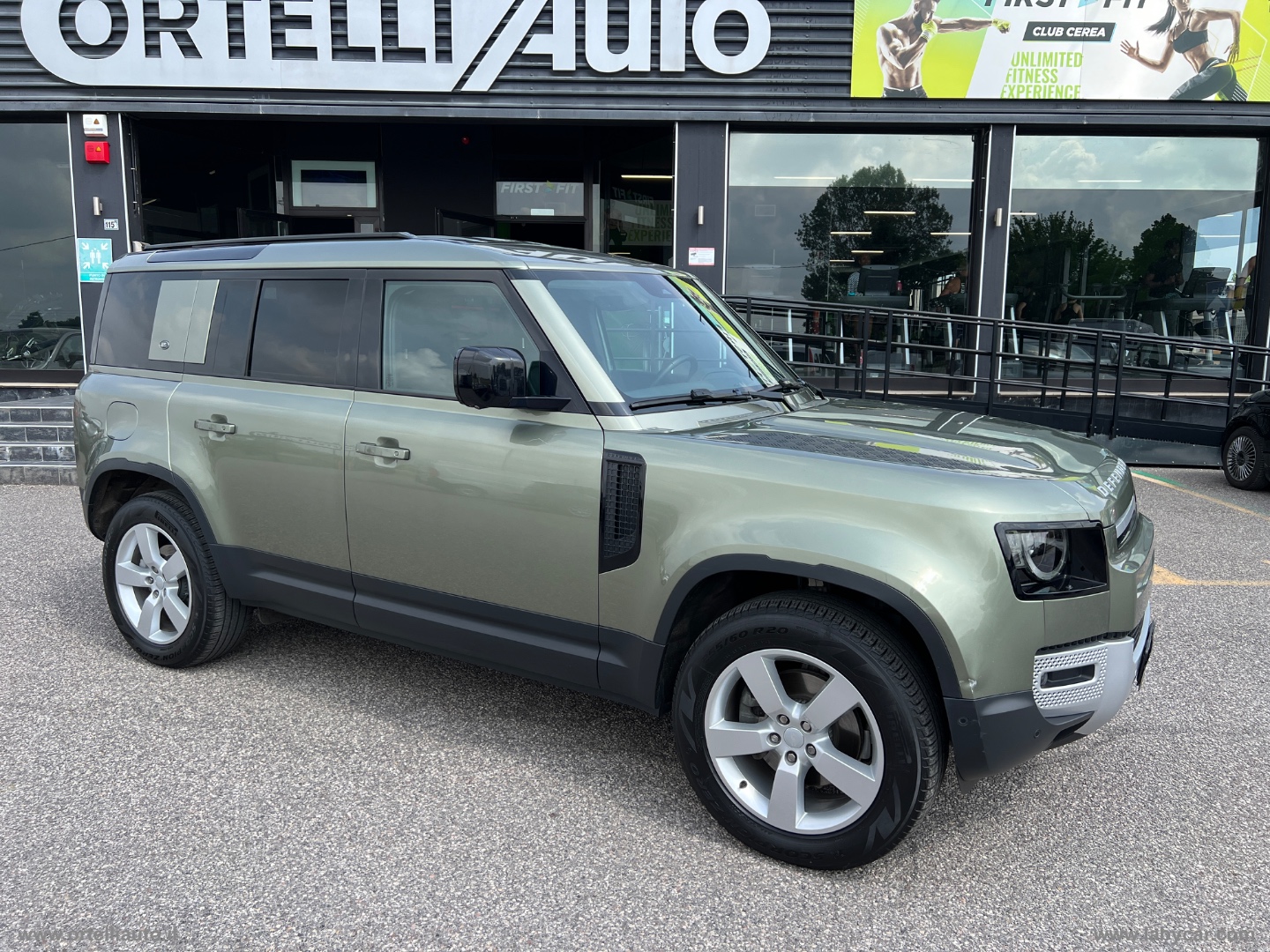 Defender 110 3.0D I6 250 CV AWD Auto SE - immagine 2