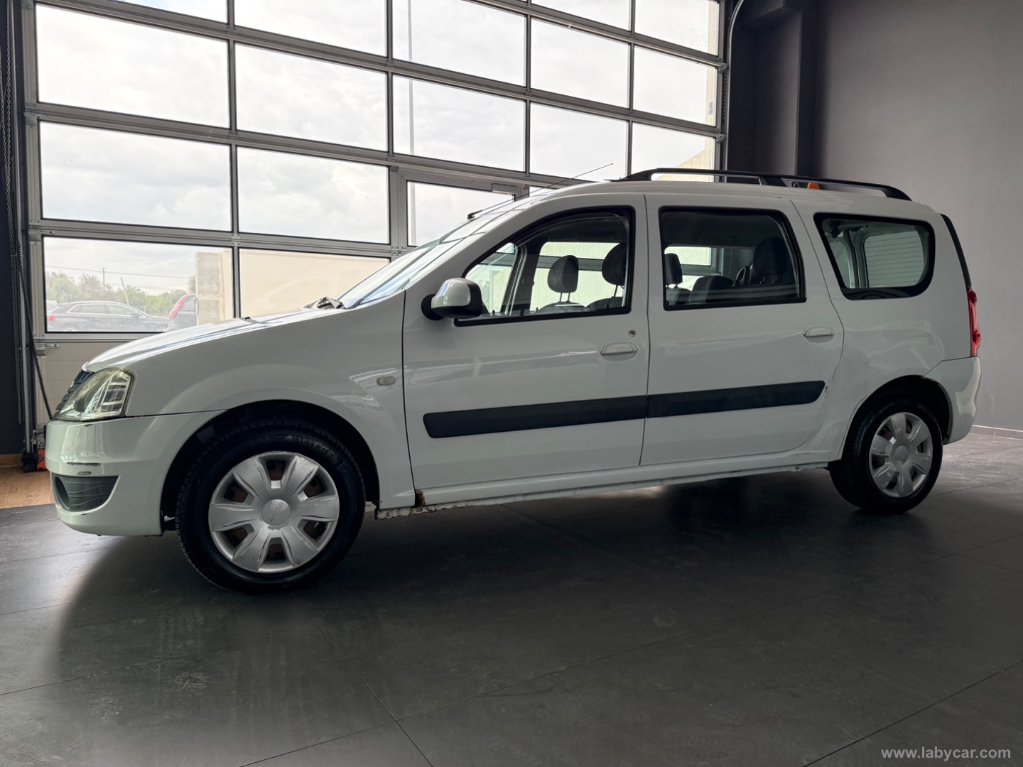 Logan MCV 1.5 dCi 90 CV 5p.ti Blackline - immagine 2