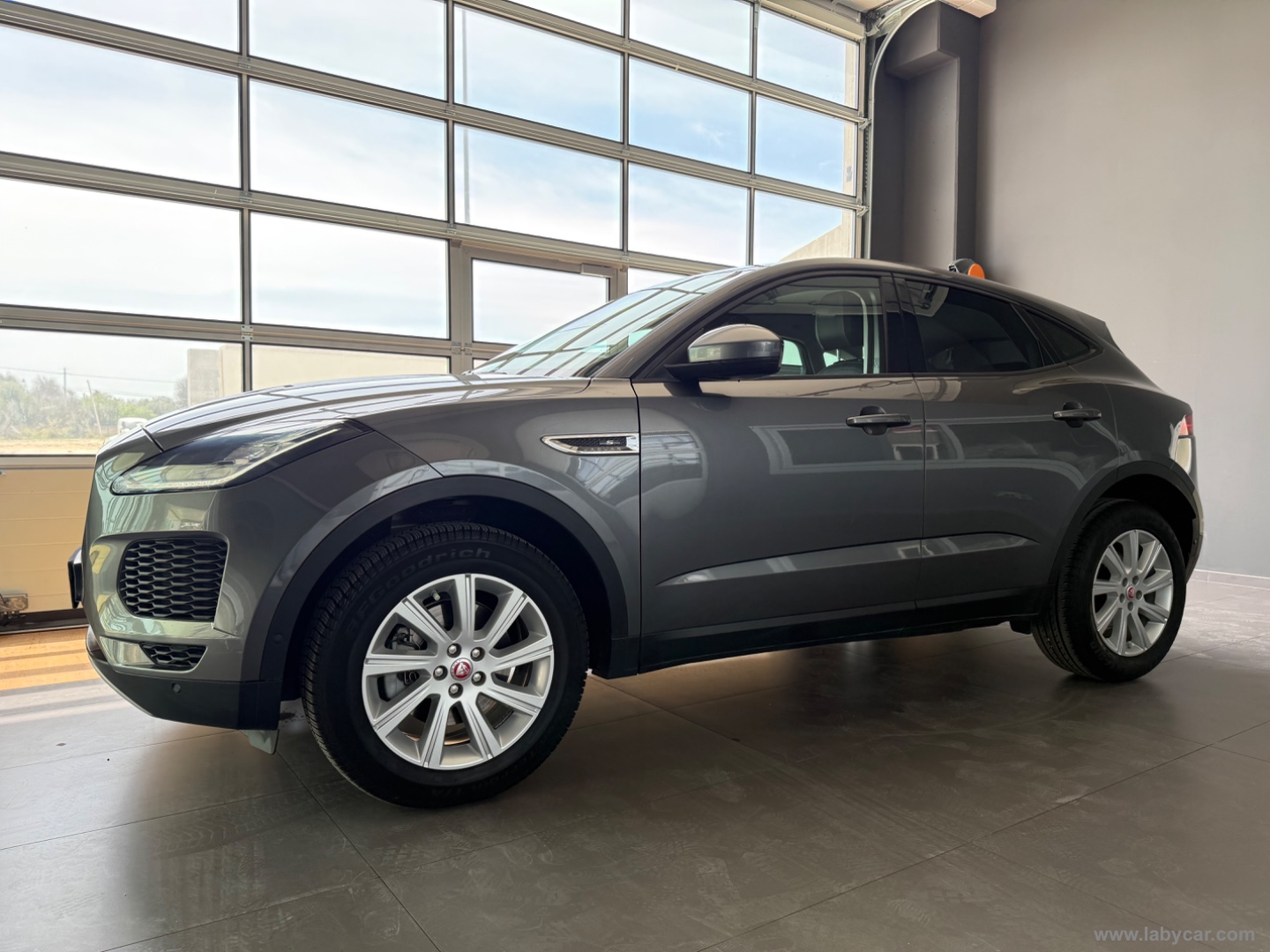 E-Pace 2.0D 150CV AWD aut. - immagine 2