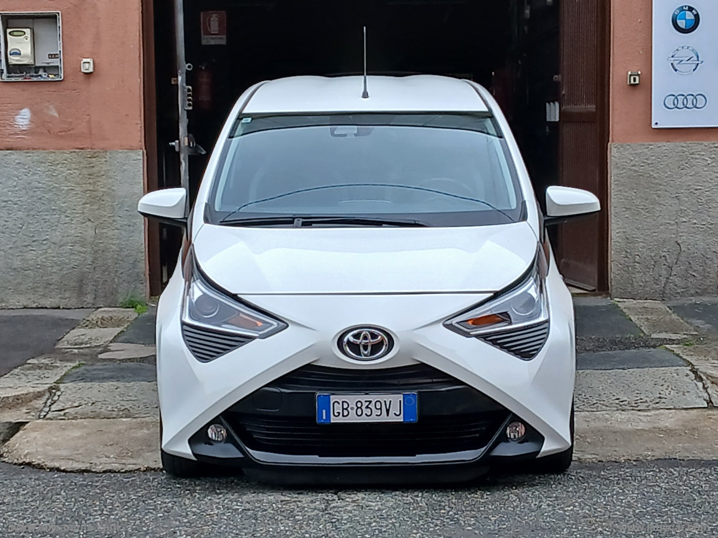 Aygo Connect 1.0 VVT-i 72 CV 5p. x-cool - immagine 2