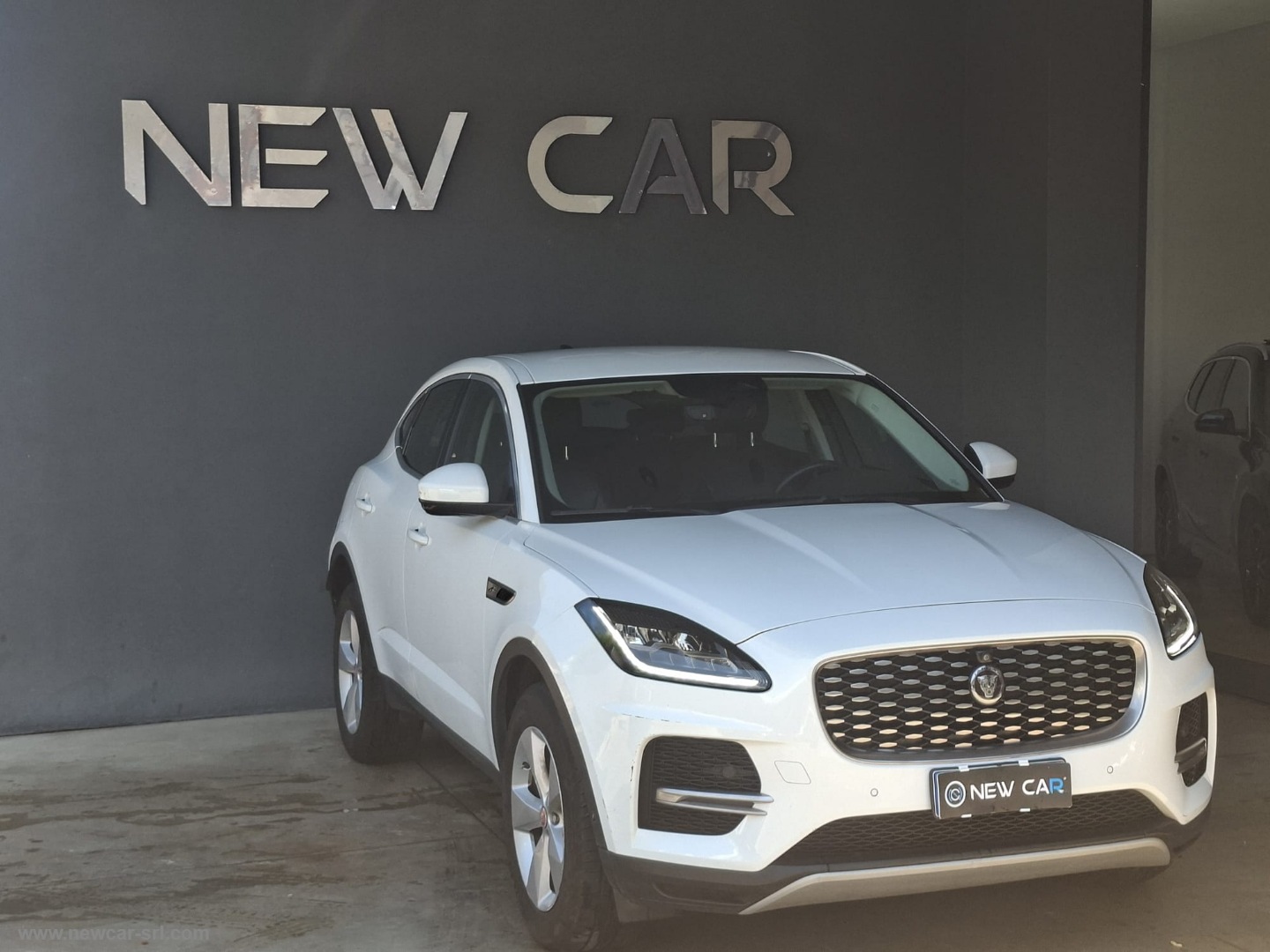 E-Pace 2.0D I4 163 CV AWD Auto - immagine 2