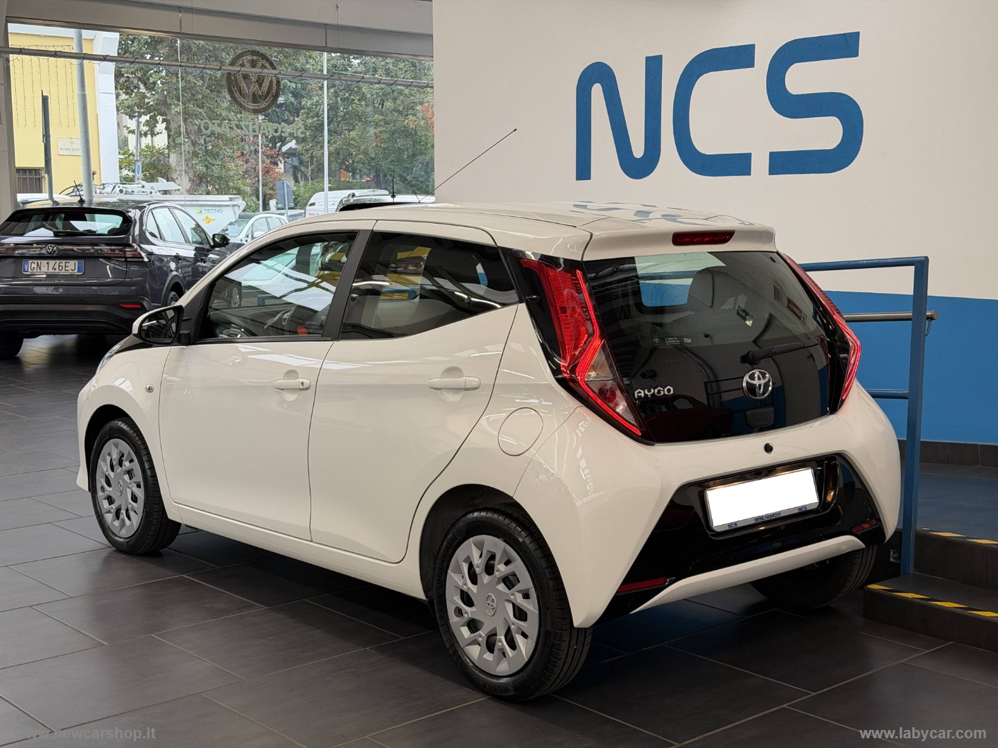 Aygo 1.0 VVT-i 72 CV 5p. x-play NEOPATENTATI - immagine 2