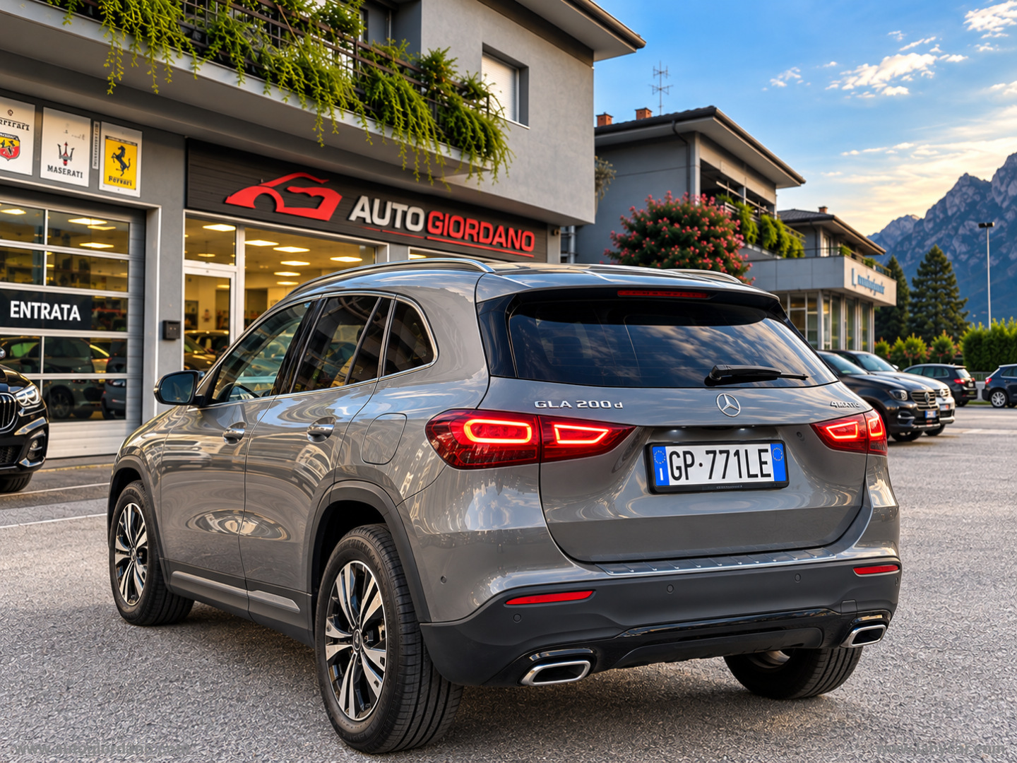 GLA 200 d Automatic 4Matic Premium - immagine 2