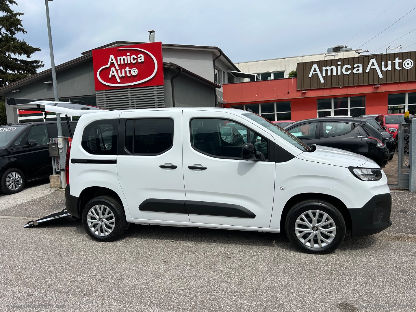 Doblò 1.5 BlueHdi 100CV Combi - All. Olmedo PIANALE RIBASSATO CON RAMPA ACCESSO CARROZZINA - immagine 2