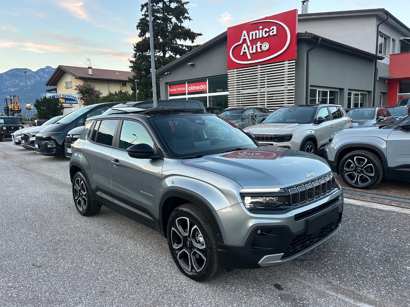 Avenger 1.2 Turbo 110CV e-Hybr. Summit VERNICE BICOLORE GRIGIO GRANITE/TETTO NERO - immagine 2