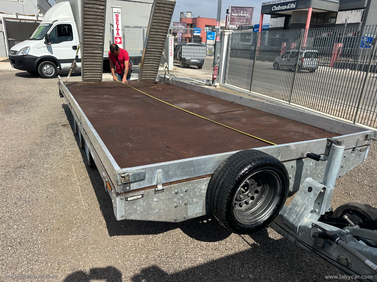 LONGO CARRELLO RIMORCHIO PIANALE 35Q.LI 3 ASSI CON RAMPE - immagine 2