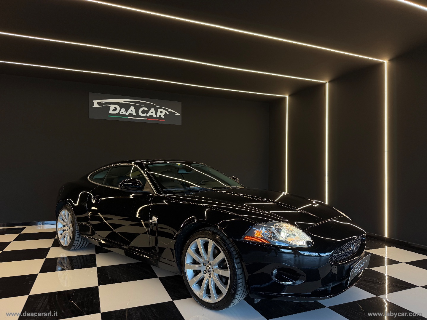 XK 4.2 V8 Coupé - immagine 2