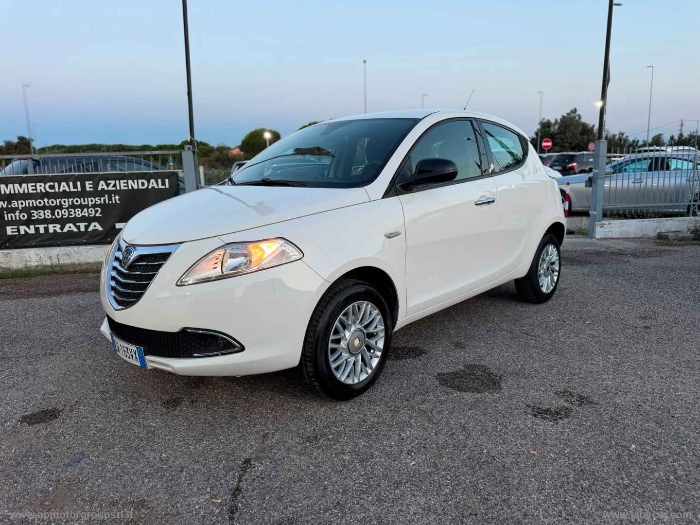 Ypsilon 0.9 T.Air 85CV 5p. Met.Ec. Gold - immagine 2