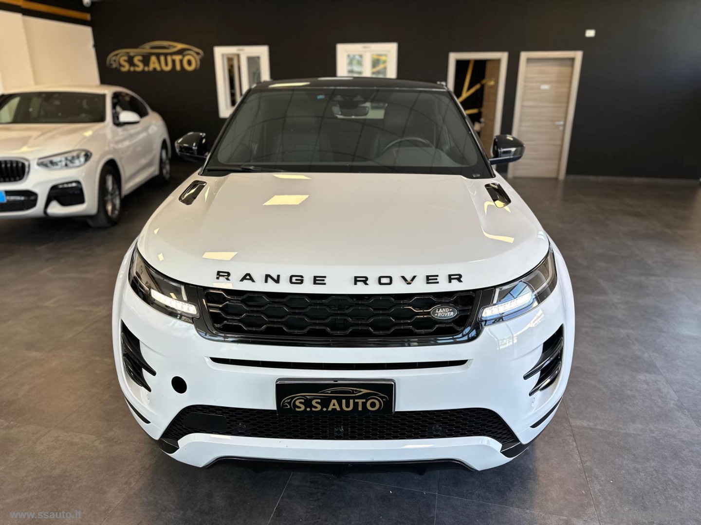 RR Evoque 2.0D L.Flw 150 AWD R-Dyn.HSE TAGLIANDI CERTIFICATI!! - immagine 2