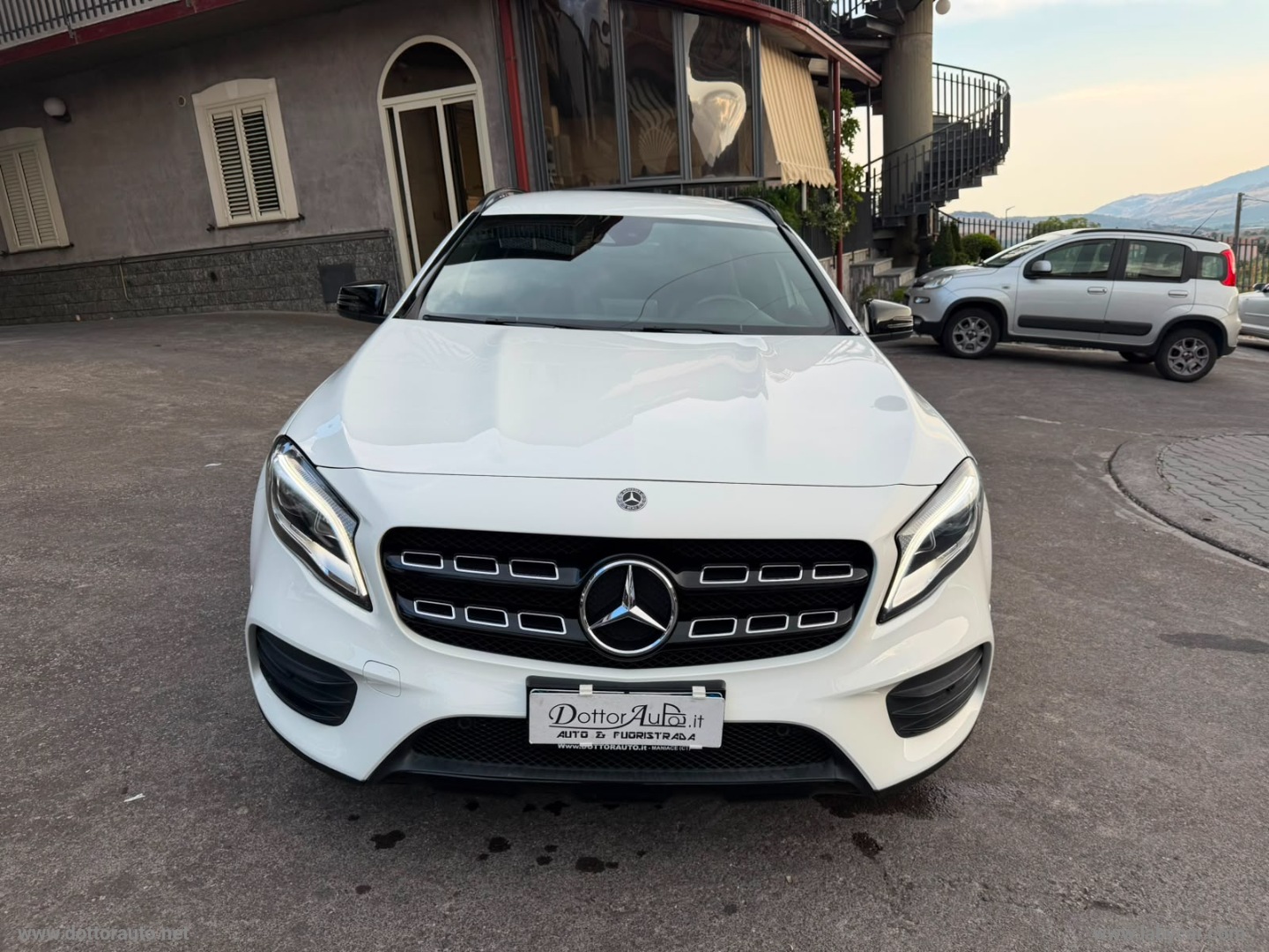 GLA 200 d Automatic 4Matic Premium - immagine 2
