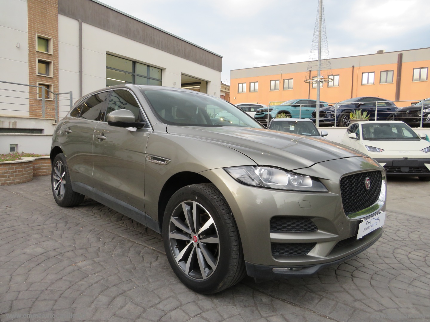 F-Pace 3.0 D V6 300CV AWD aut. Portfolio - immagine 3