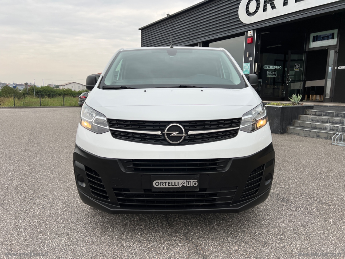 Vivaro 2.0D180S&S AT8 PL-TN M Fur. Enjoy + IVA - immagine 3